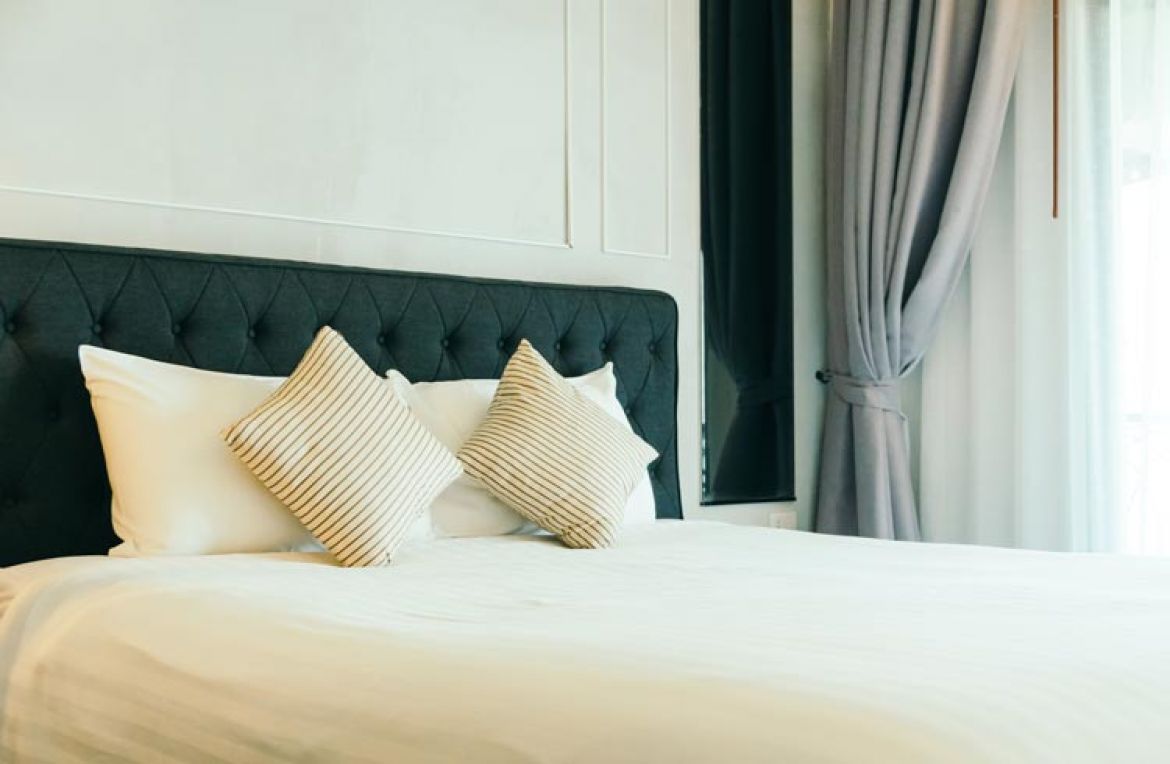 Letto con testiera imbottita verde
