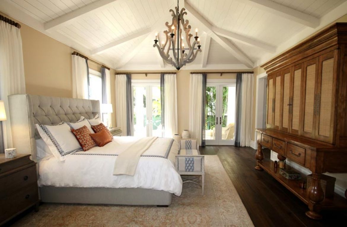 letto con testiera imbottita beige